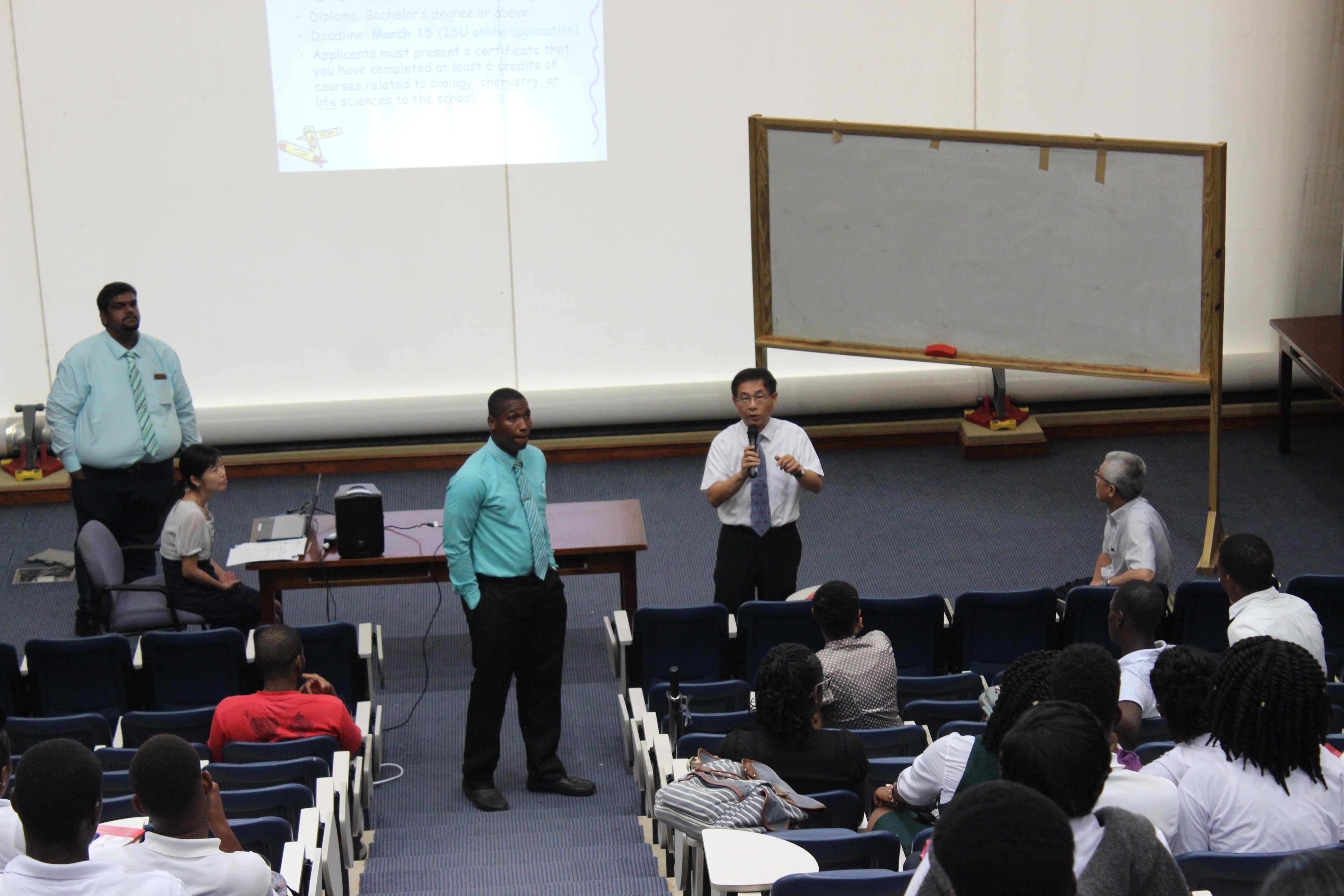 Members of the SVG Taiwan Scholar Alumni Association, including Kent Thomas and Gordon Shallow,and Ambassador Ger answered students' questions.
