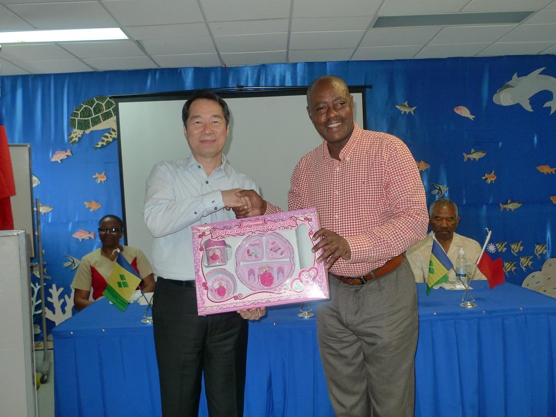 Ambassador Calvin C.H. Ho and the Hon. Frederick Stephenson, Minister of National Mobilization, at the handing over ceremony of items and fabrics to SVG donated by the SimplyHelp Foundation and the Wu Thun-Chih Foundation.