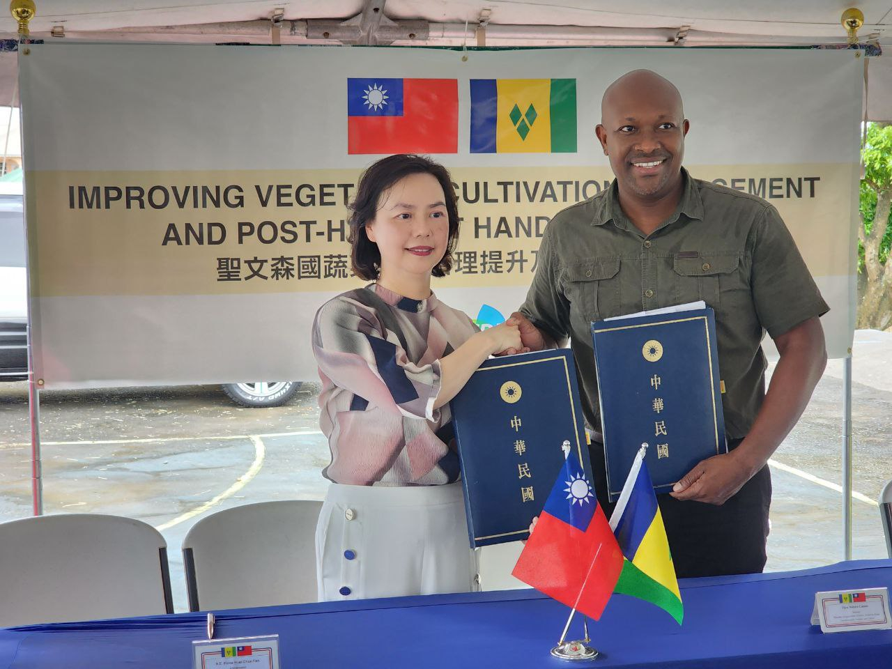 Amb. Fiona Huei-Chun Fan and Hon. Saboto Caesar, Minister of Agriculture, Forestry, Fisheries, Rural Transformation, Industry and Labour, on behalf of the government of the Republic of China (Taiwan) and the government of Saint Vincent and the Grenadines, signed the Implementing Arrangements of the ”Improving Vegetable Cultivation Management and Post-harvest Handling Project” and “Improving Livestock Rearing Project” at the New Ground Primary School, North Union on 25th August, 2023, officially launching the projects.