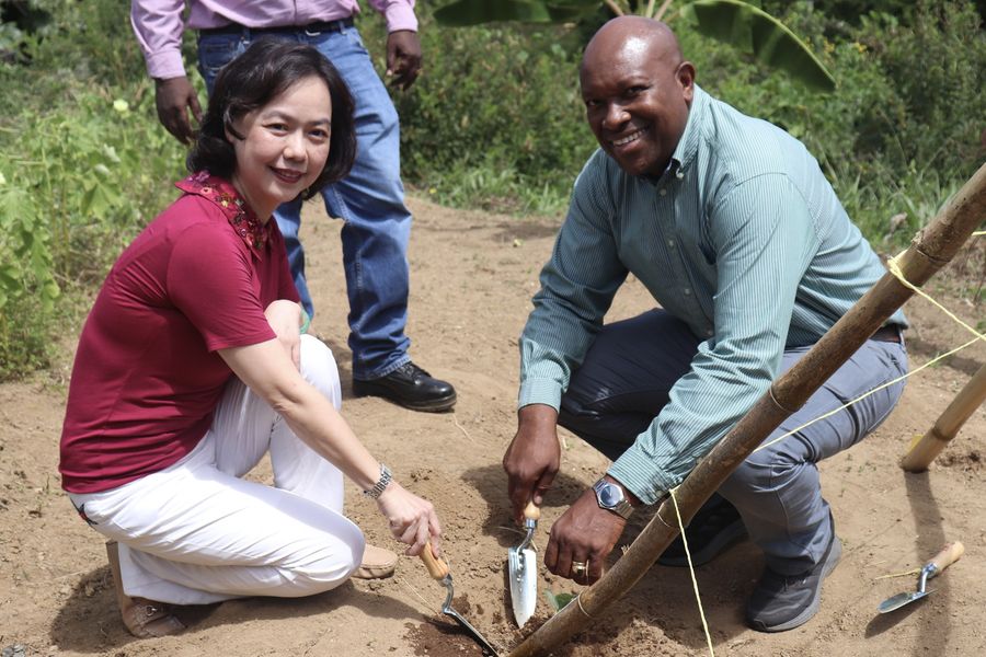 Ambassador Fiona Huei-chun Fan and Honourable Saboto Caesar, Minister of Agriculture, co-hosted the presentation of "Backyard Gardening and Climate Smart Agriculture Programme" and handed-over ceremony at the North Union Secondary School on 27 February, 2024.