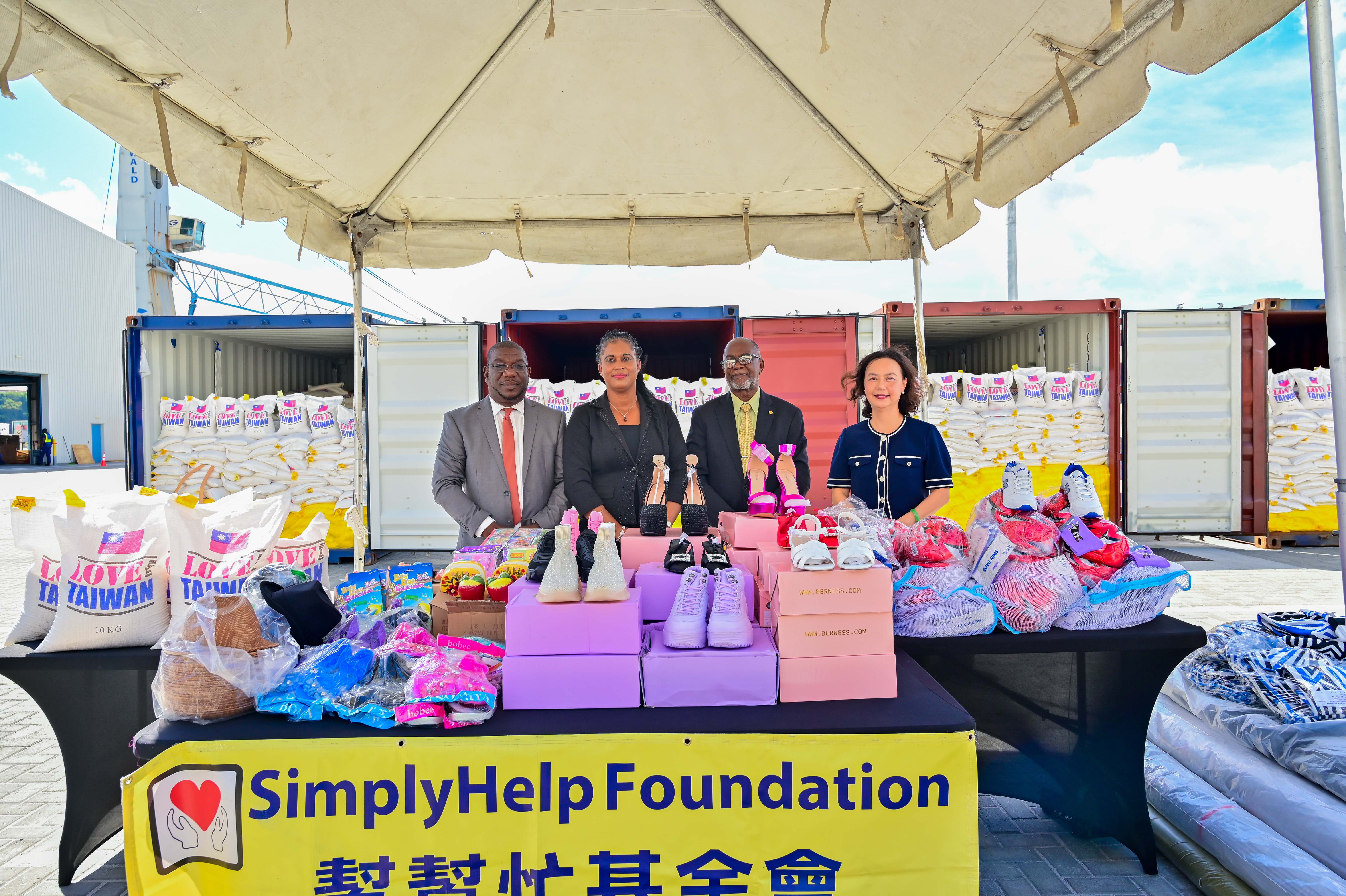 幫幫忙物資合影