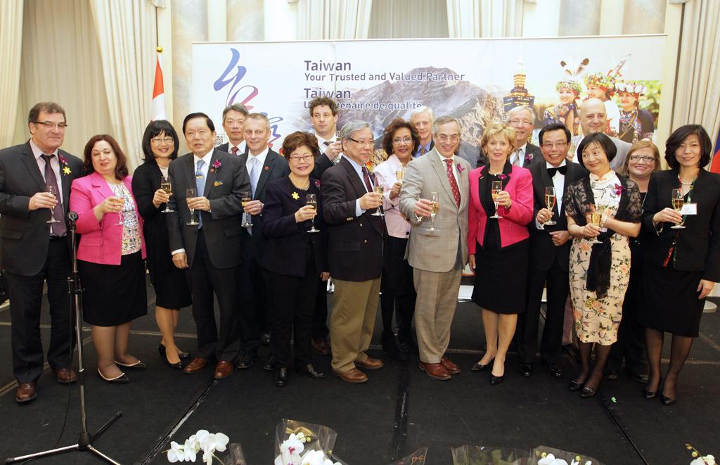 Parliamentarians join TECO Representative Wu Rong-chuan and Rachel Wu (3rd and 4th from right) and Judy Sgro, Chair of The Canada-Taiwan Parliamentary Friendship Group (5th from right) on stage