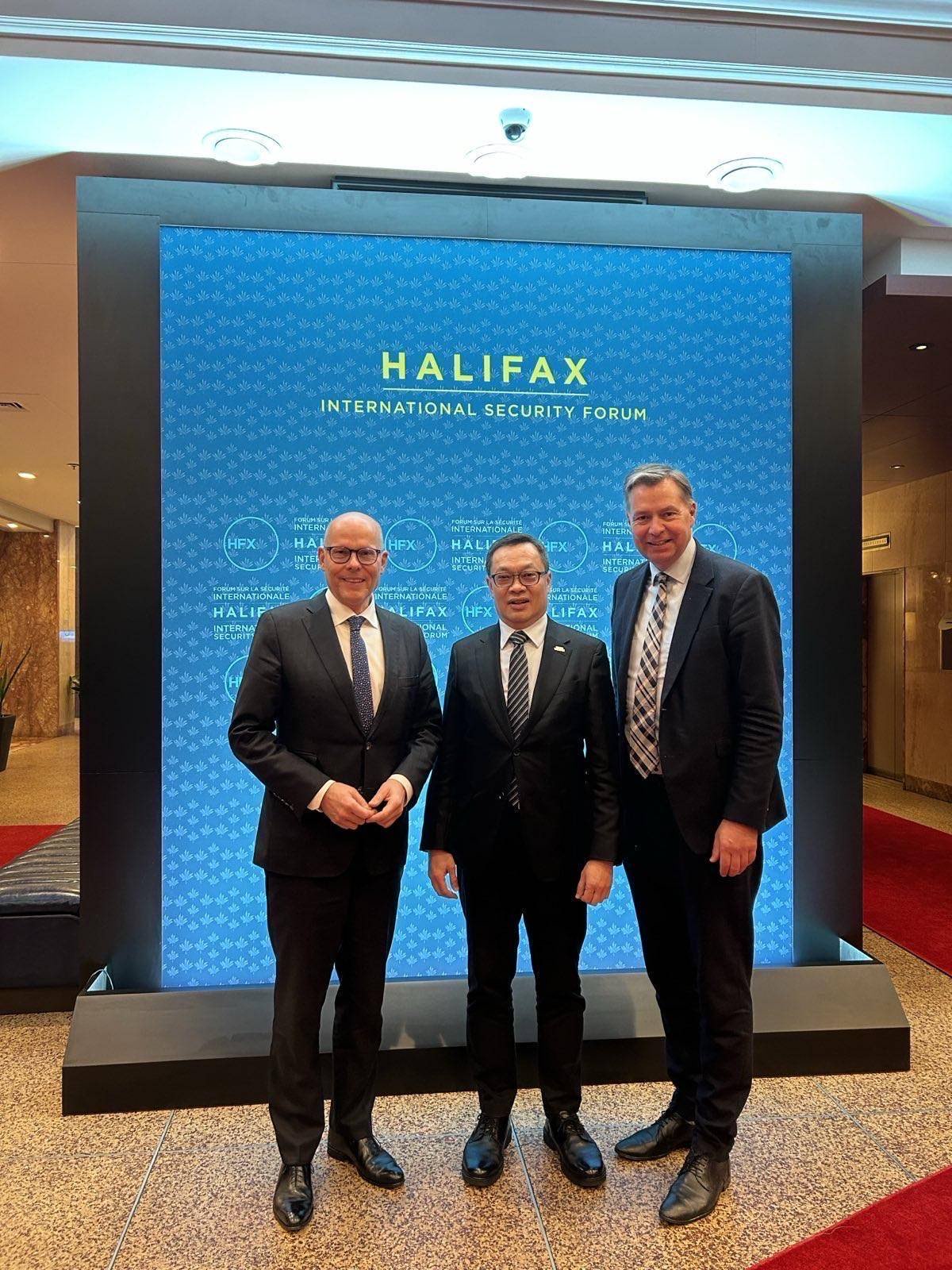 During the forum, Vice Minister Chen Ming-chi met with German Bundestag members Peter Beyer and Stephan Mayer and took a group photo.