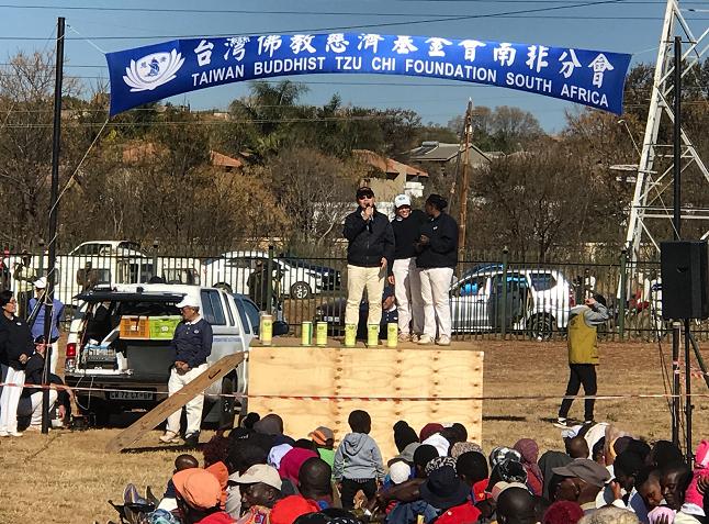 本處賀副代表忠義在慈濟基金會南非分會2019年7月7日在杉球恩 Zwartkop Lapa 公園舉行的冬令發放白米儀式中致詞