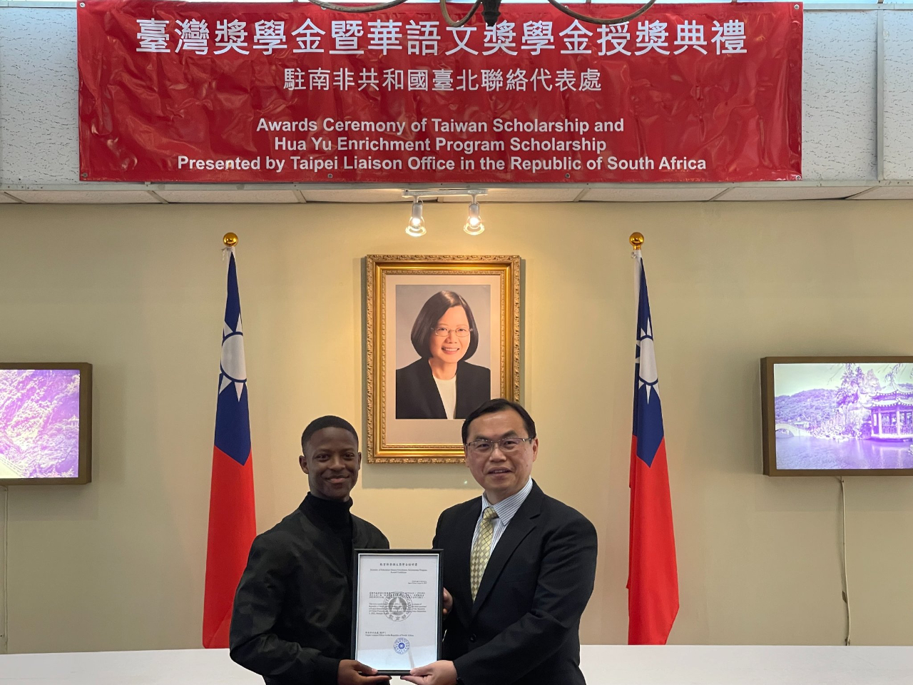 300085496_432687075562976_1014196455715666622_n