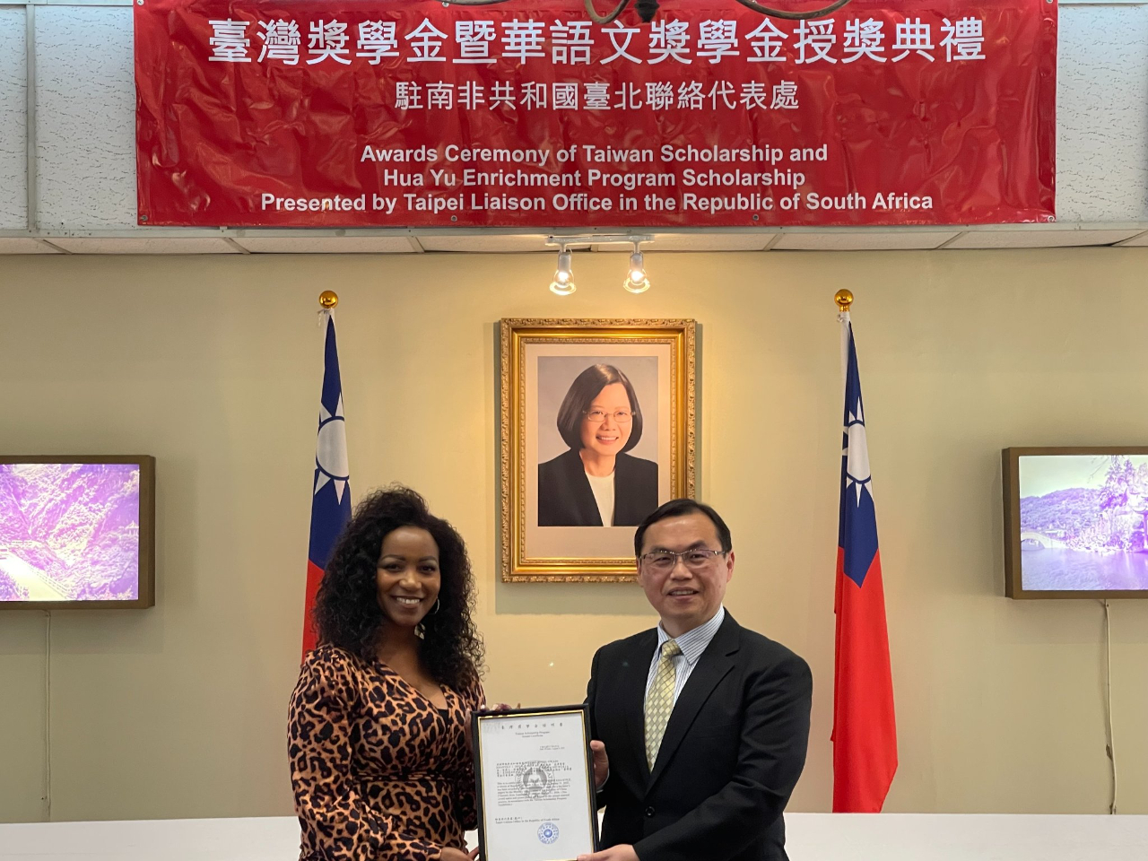 301183371_432686795563004_1274850355329971445_n