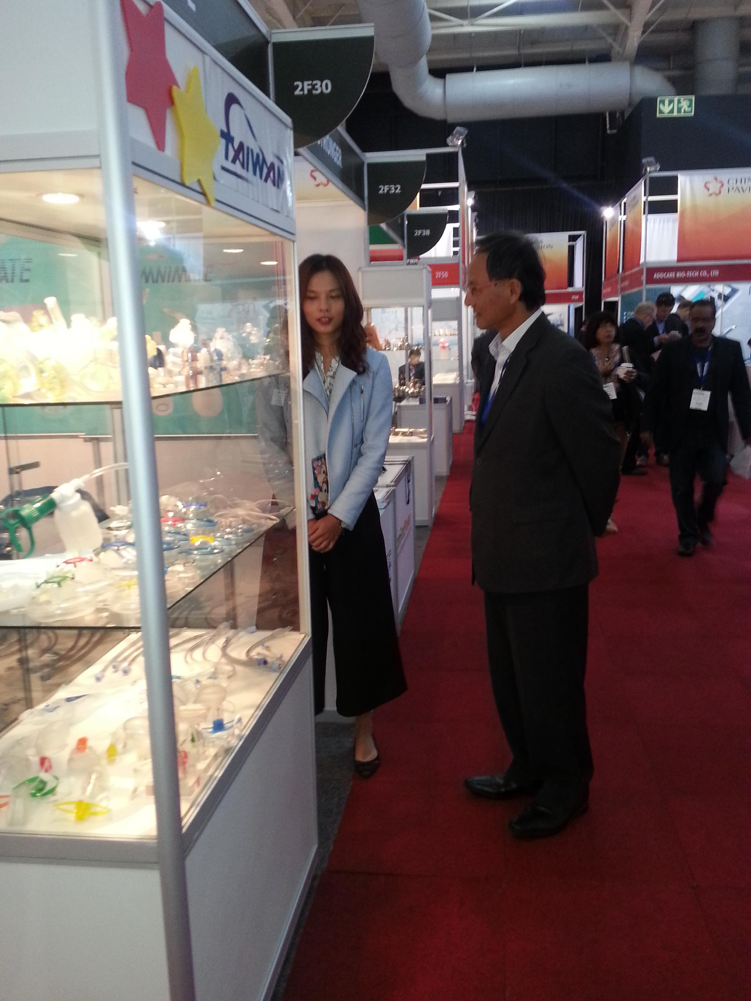 Acting-Representative-Shih-chats-to-exhibitors-at-Health-Africa-2017