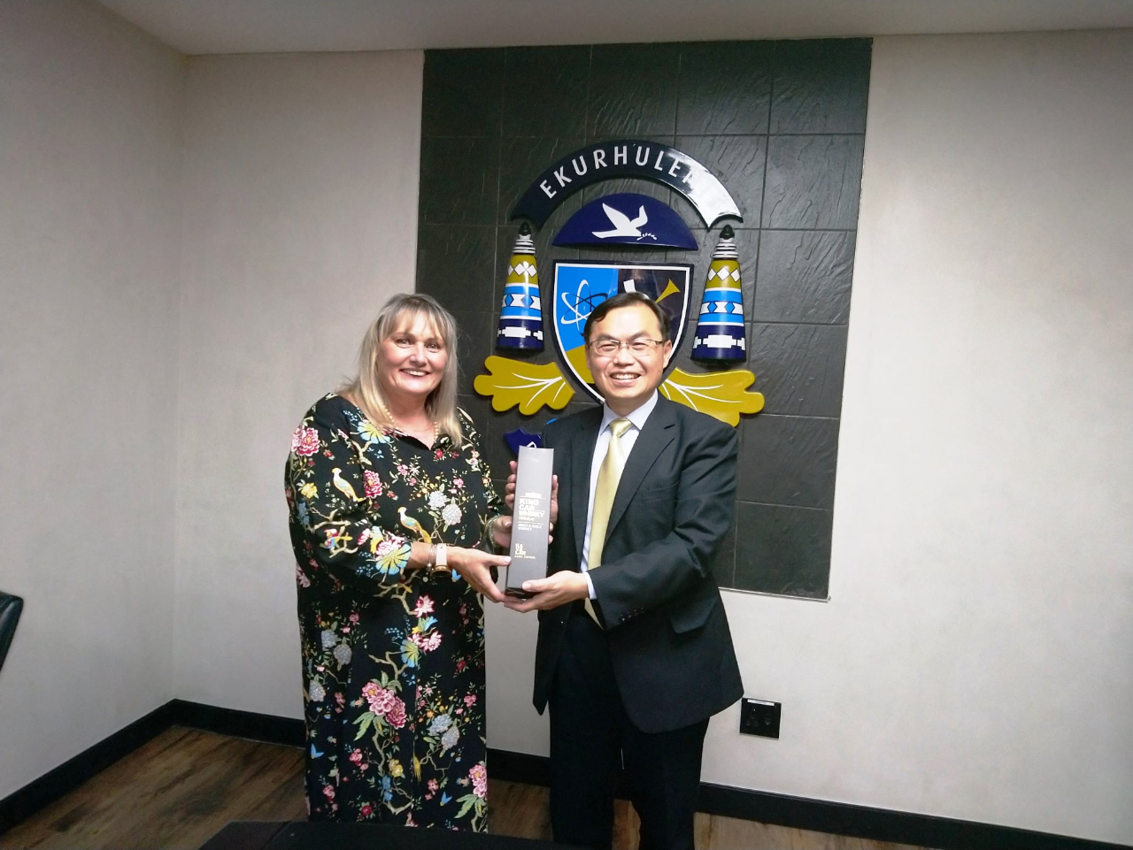 Representative Anthony Ho visited Ekurhuleni Civic Centre to congratulate his old friend Tania Campbell, who was recently elected as the Executive Mayor of Ekurhuleni, one of the largest metro municipalities in Gauteng. He presented Taiwanese tea and Kavalan and wished Mayor Campbell great success in her new position.