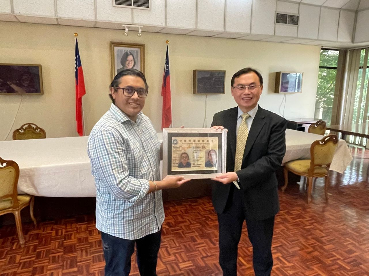 Representative Anthony Ho congratulates Dr. Jean-Paul Solomon on the success of his application for Taiwan Gold Card, and both posed for the photo.