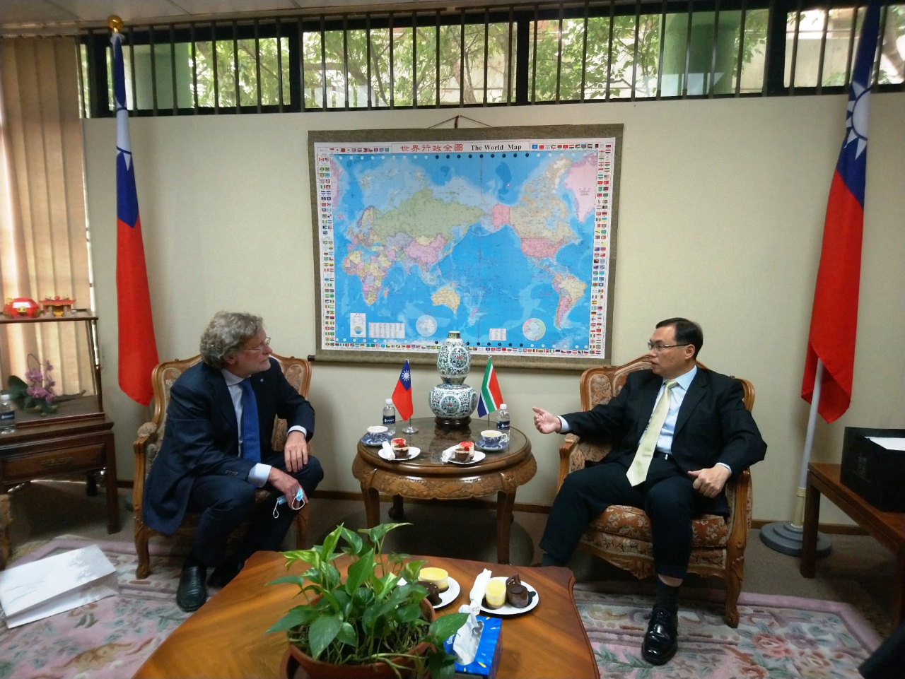 Representative Anthony Ho met with Lithuanian Ambassador to South Africa Dainius Junevičius. They wished each other a Happy Lunar New Year of the Tiger and exchanged gifts from home.