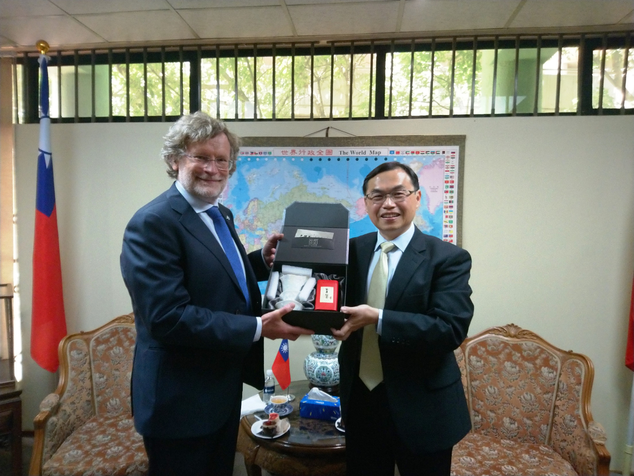 Representative Anthony Ho met with Lithuanian Ambassador to South Africa Dainius Junevičius. They wished each other a Happy Lunar New Year of the Tiger and exchanged gifts from home.
