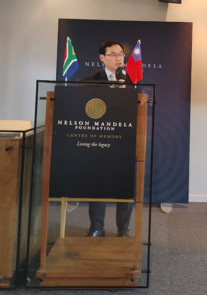 Representative Ho first thanked President Pan of Soochow University(東吳大學) and his colleagues for their efforts in preserving the historical materials of Nelson Mandela. It is especially
meaningful to be able to hand over these documents nearly 30years after Mandela visited the university to receive this honorary degree. Mandela visited Taiwan as the leader of the ANC. His visit lays a foundation for the exchange and cooperation between ANC and Taiwan. It also forms a strong bond between Taiwan and South Africa.