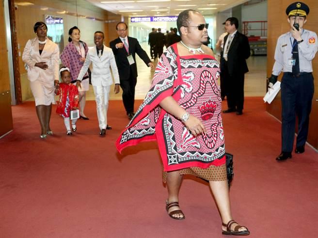 史瓦濟蘭王國國王恩史瓦帝三世暨王妃，率領團參加蔡英文總統520就職典禮，圖為恩史瓦帝三世隨員及家屬。(高興宇攝)