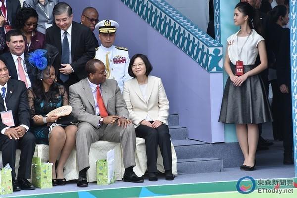 史瓦濟蘭瑪香谷王妃（左二），一身正式小禮服搭配英式禮帽，堪稱就職大典上最正式。（圖／李毓康攝）

