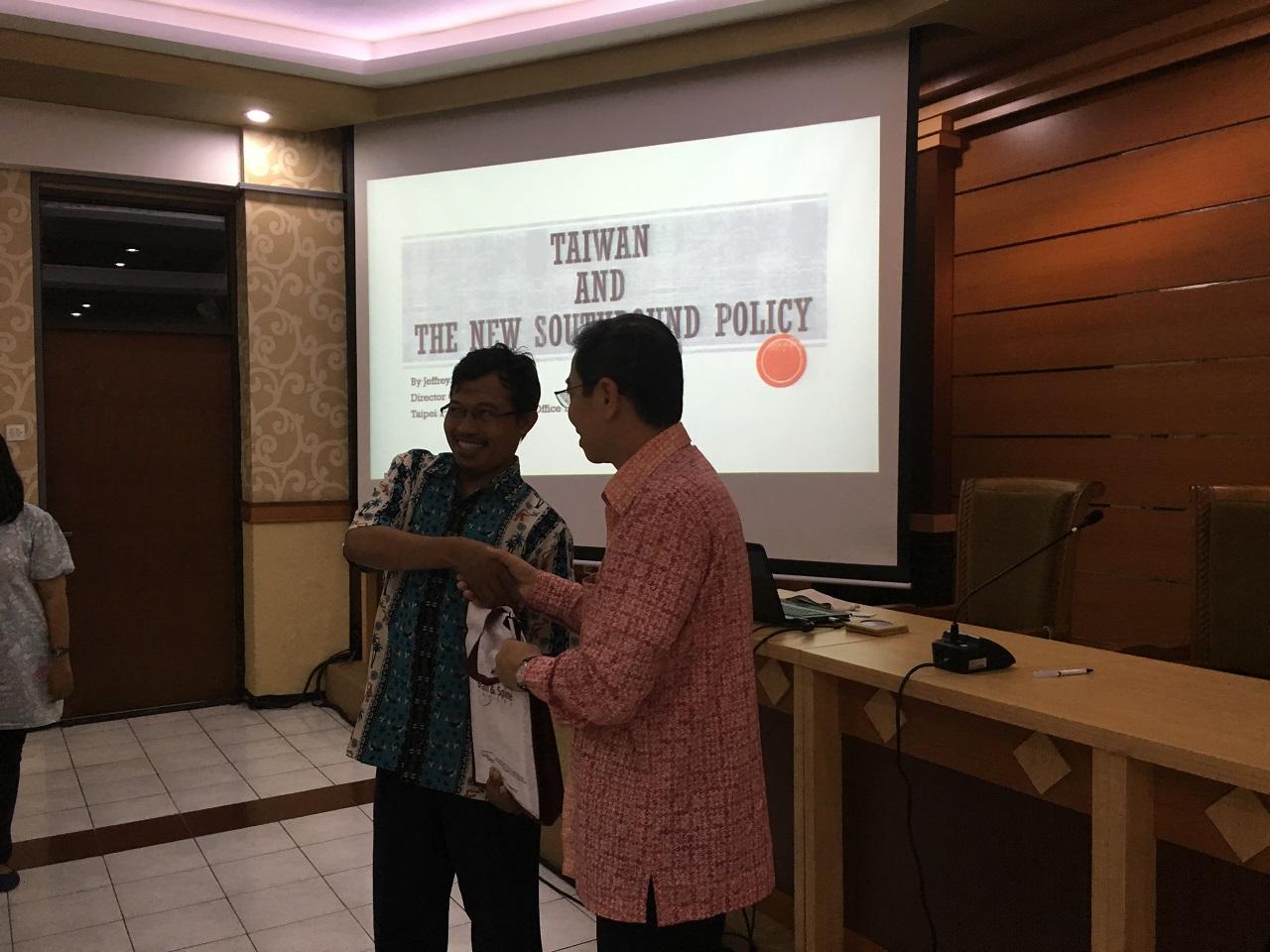 駐印尼泗水辦事處蕭勝中處長應邀赴國立愛爾朗加大學（Universitas Airlangga... - 駐泗水臺北經濟貿易辦事處Taipei  Economic and Trade Office in Surabaya