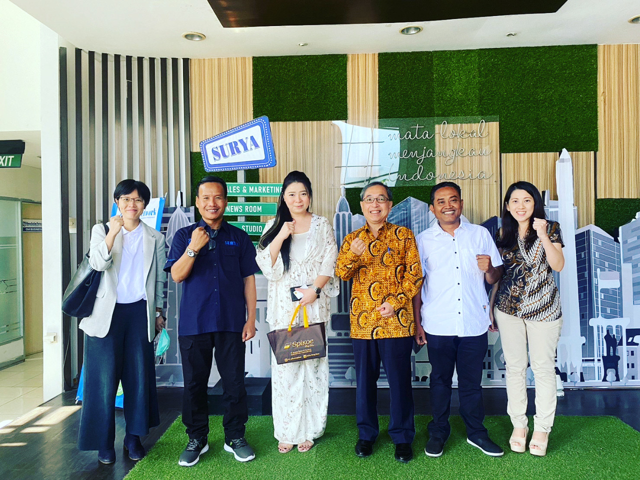 邱陳煜處長（右3）拜會蘇利亞日報（Harian Surya)，與總經理Margaretha Sandra(左3）及總編輯Tri Mulyono (右2）等合影，雙方就台灣與印尼東爪哇交流現況及展望進行討論。