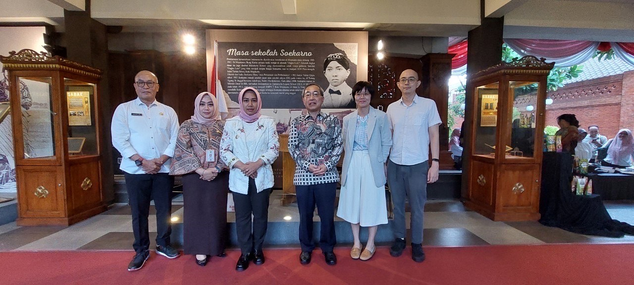 邱陳煜處長(右3)與Mojokerto市市長Hj. Ika Puspitasari(左3)等在印尼國父蘇卡諾(Soekarno)簡介看板前合影