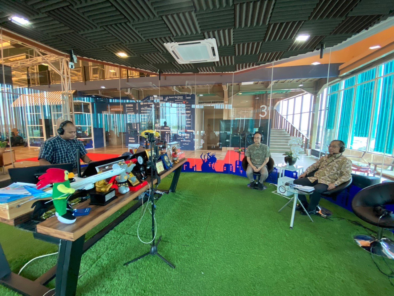 邱處長接受「泗水之音」直播節目訪問側寫