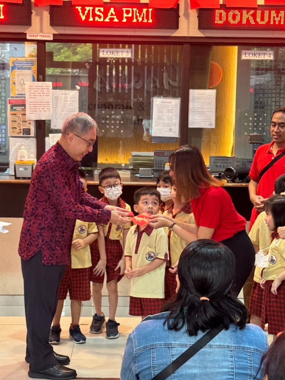 邱陳煜處長分發紅包給幼兒園的老師與小朋友