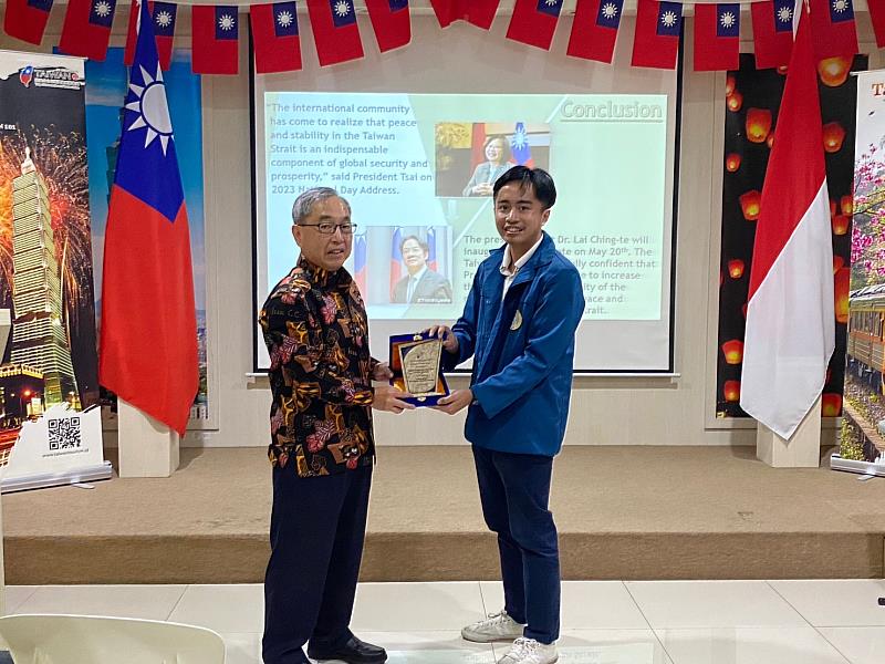 邱處長接受Muhammad Raka Hadiyan會長贈送印尼外交政策協會紀念牌   