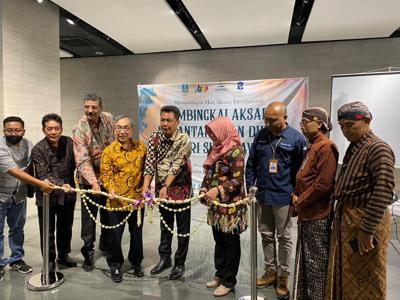 Director General Teto Surabaya Mr. Isaac Chiu attended the opening of the exhibition "Commemorating International Literacy Day - Framing Indonesian and World Scripts from Surabaya".