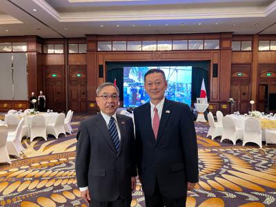 Director-General TETO Surabaya Isaac Chiu attended the birthday reception of the Emperor of Japan and took a photo with Takeyama Kenichi, Consul General of Japan in Surabaya.