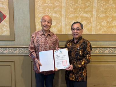 Director General Teto Surabaya Isaac Chiu, representing the Hakka Committee, handed over a letter of appointment for the 6th Advisor for Hakka Affairs Abroad to Mr. Lu Chuang Xiong.