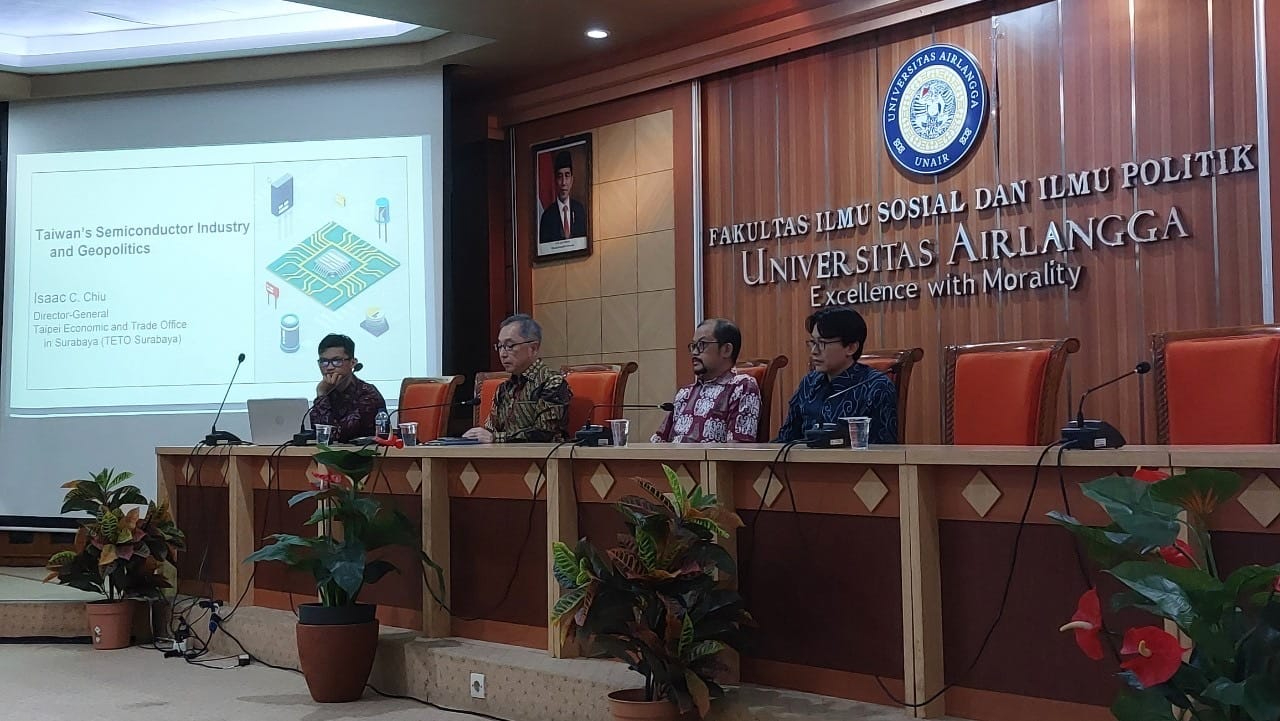 Irfan Wahyudi (2nd right), Deputy Dean of the School of Political and Social Sciences of Airlangga University, made the opening remarks, followed by Professor Ahmad Safril Mubah (1st right) as the moderator