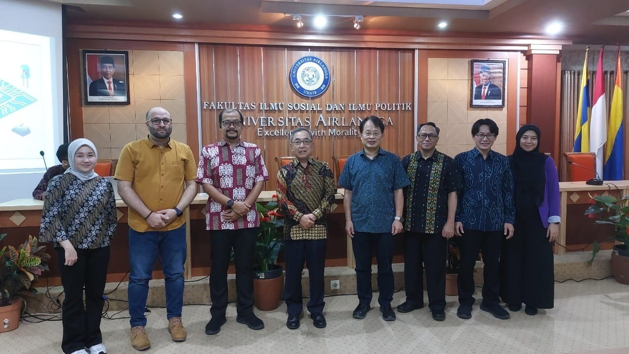 Mr. Chiu takes a group photo with Prof. Irfan Wahyudi, Deputy Dean of the School of Political and Social Sciences of Airlangga University, and Dr. Vinsensio Dugis (3rd right), Dr. Ahmad Safril Mubah and Dr. Sarah Anabarja (1st right) of the Department of International Relations

