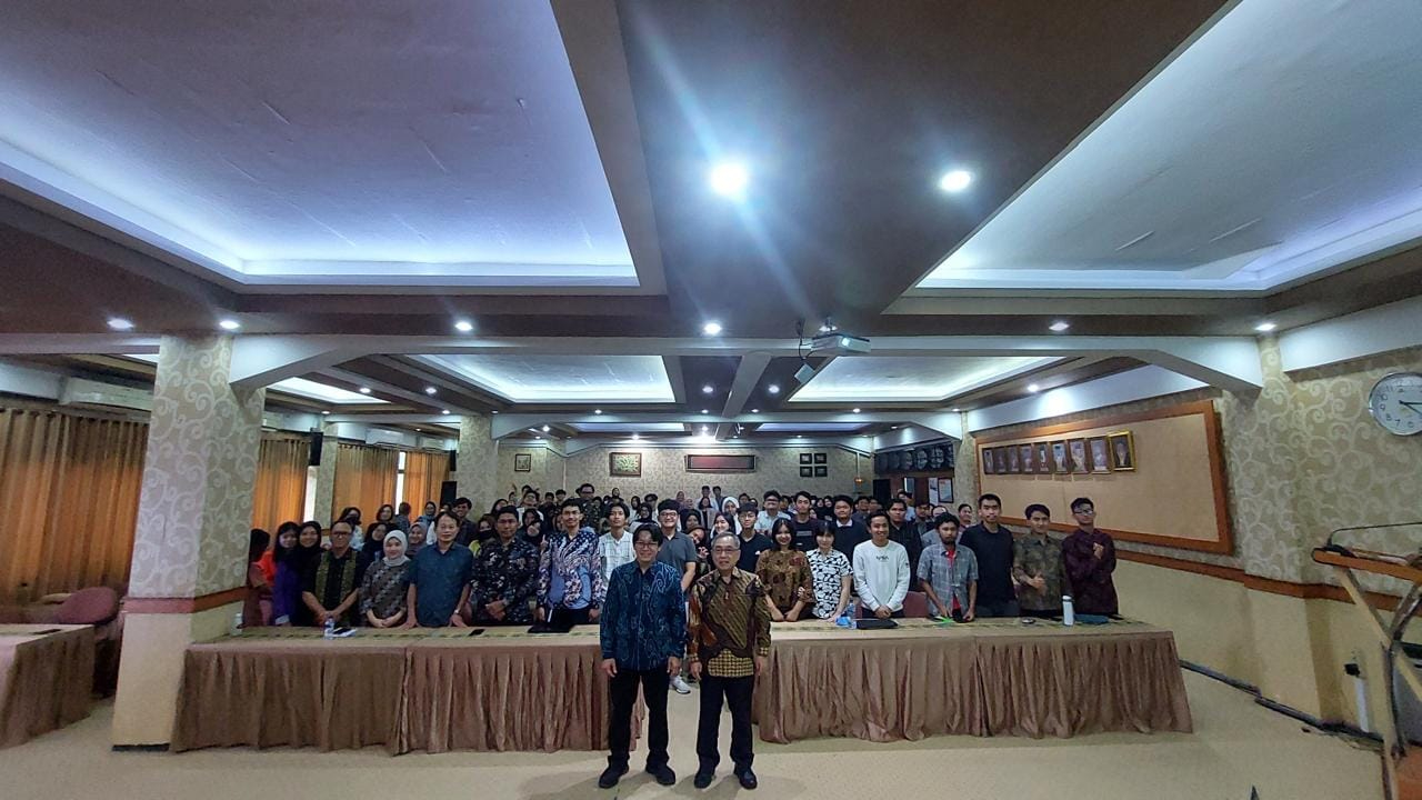 Mr. Chiu and Dr. Ahmad Safril Mubah took photos with the attending faculty members and students