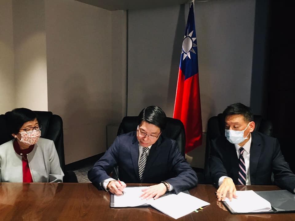 Le représentant Winston Wen-yi Chen du Bureau économique et culturel de Taipei (TECO) au Canada et M. Jordan Reeves, directeur exécutif du Bureau commercial du Canada à Taipei (CTOT), ont signé un protocole d'entente (PE) concernant la coopération en matière de sécurité des transports le 14 décembre, marquant un nouveau chapitre dans la coopération bilatérale entre Taiwan et le Canada.