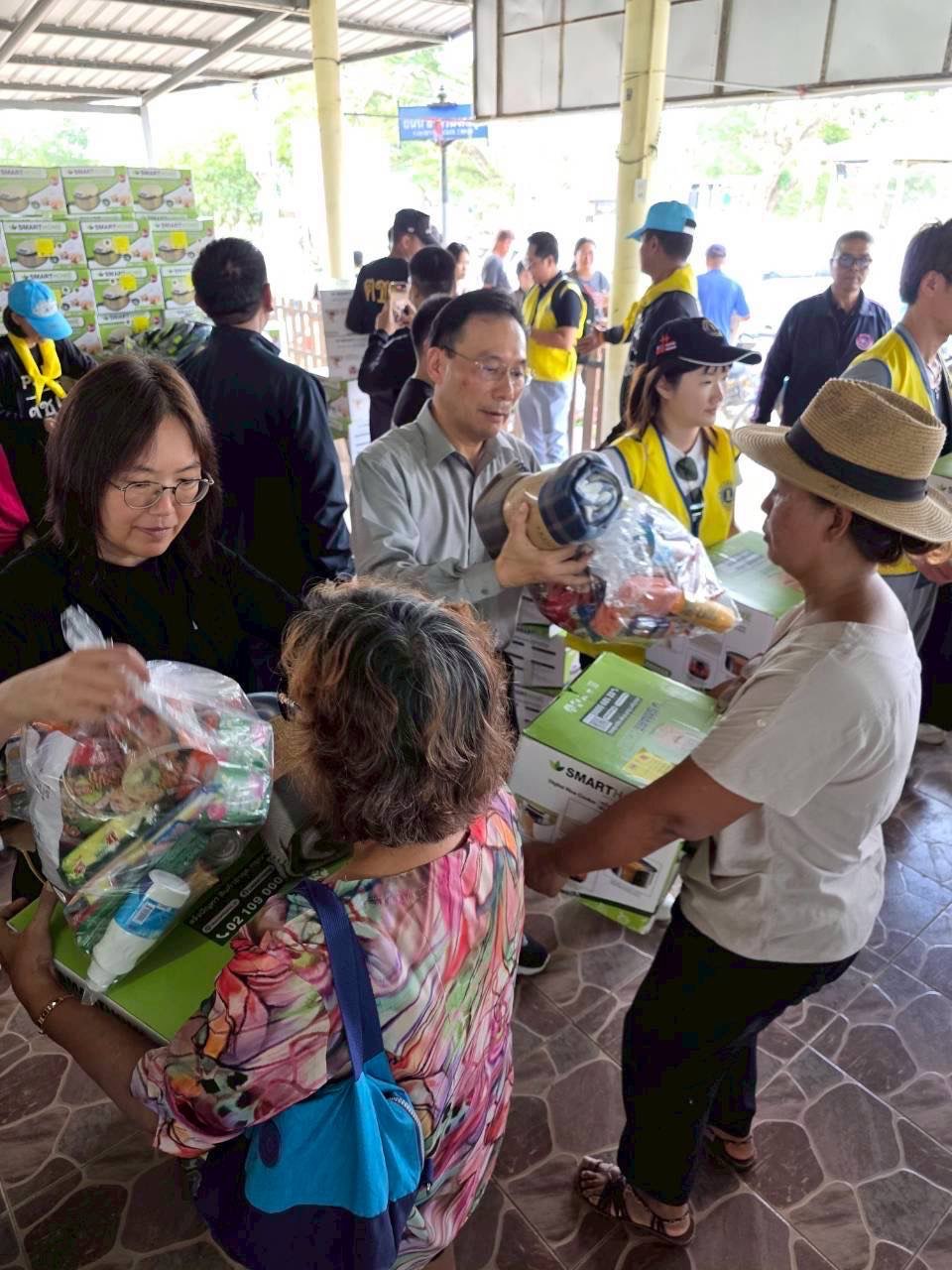駐泰國代表處藍大使夫婦慰問泰南水患台商
