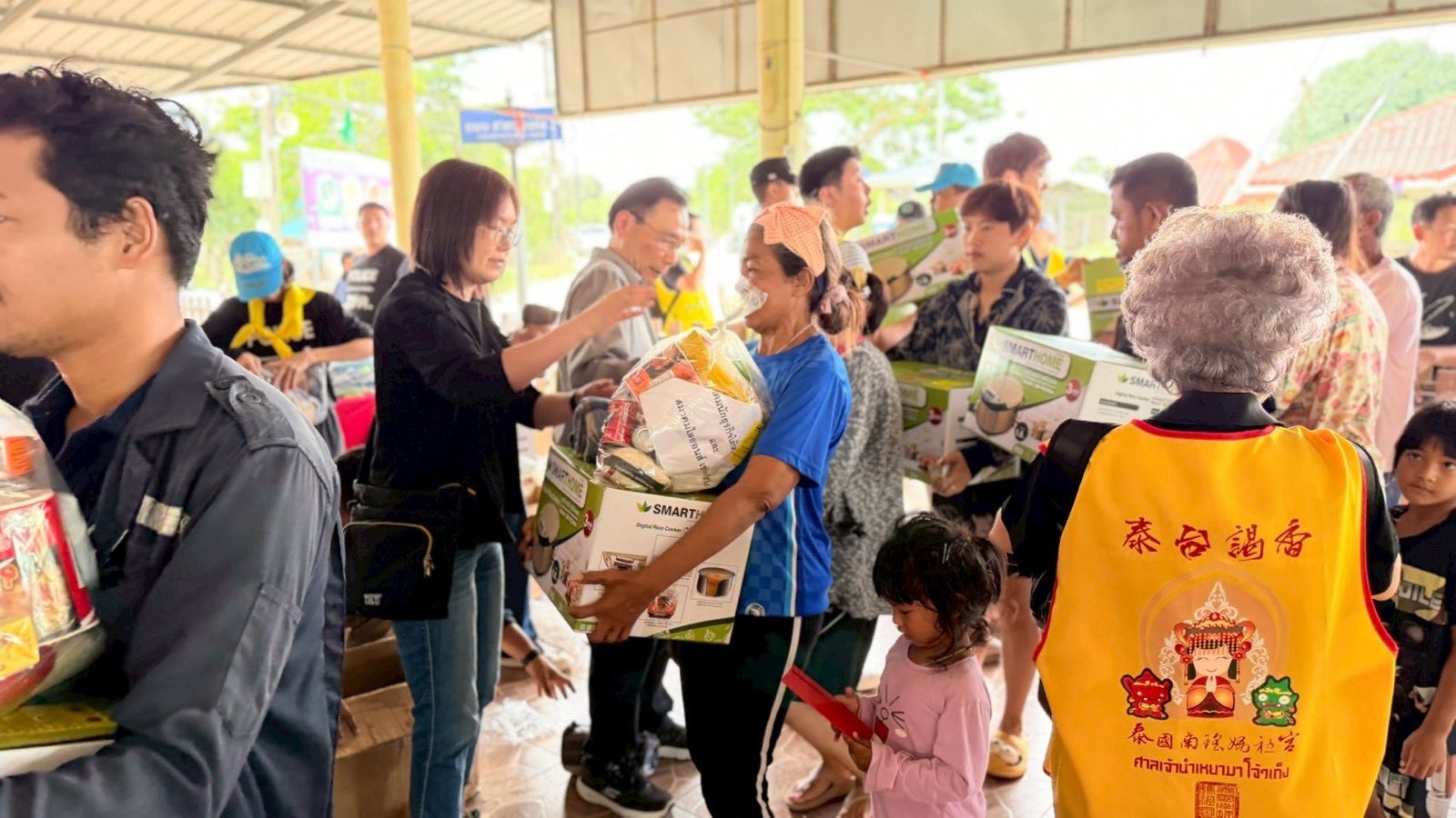 駐泰國代表處藍大使夫婦慰問泰南水患台商