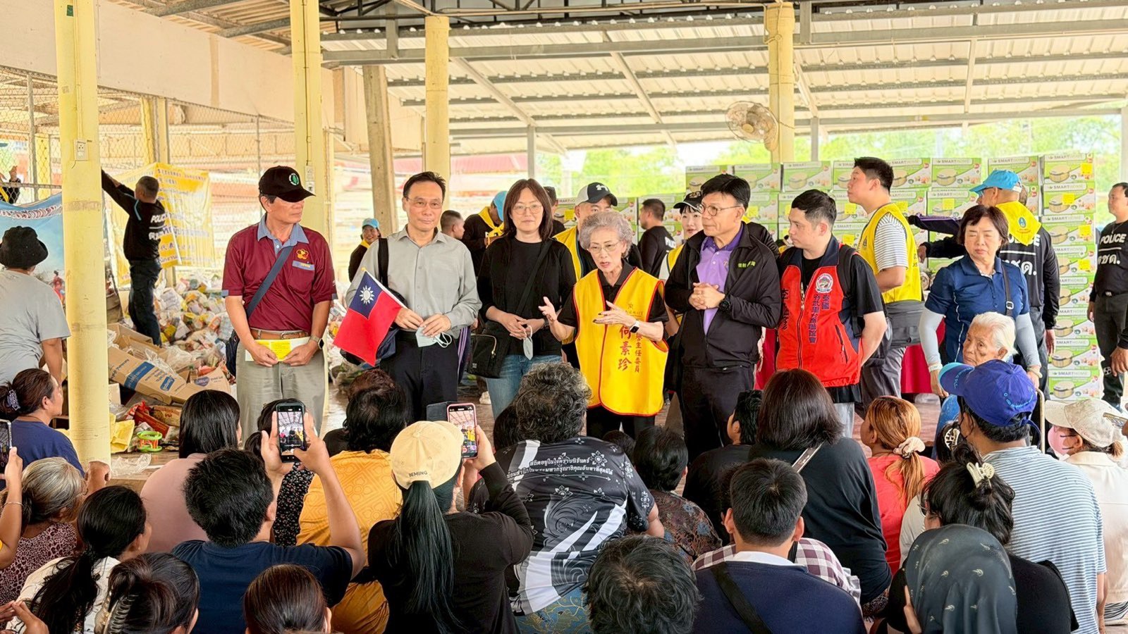 駐泰國代表處藍大使夫婦慰問泰南水患台商