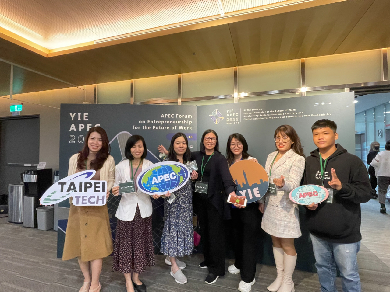 Được sự giới thiệu của Phòng Giáo dục-Văn phòng Kinh tế và Văn hóa Đài Bắc tại TPHCM, 2 sinh viên và giáo viên của Khoa Đào tạo chất lượng cao trường Đại học Sư phạm Kỹ thuật TPHCM đã tham dự YIE APEC 2022 tại Đài Bắc ngày 16-18/11/2022 do Bộ Giáo dục Đài Loan tổ chức