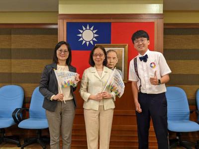 12 pelajar sekolah menengah dari "Kumpulan Pelawat Hal Ehwal Antarabangsa Belia Hakka" melawat Wakil Phoebe Yeh dari Taipei Economic and Cultural Office in Malaysia