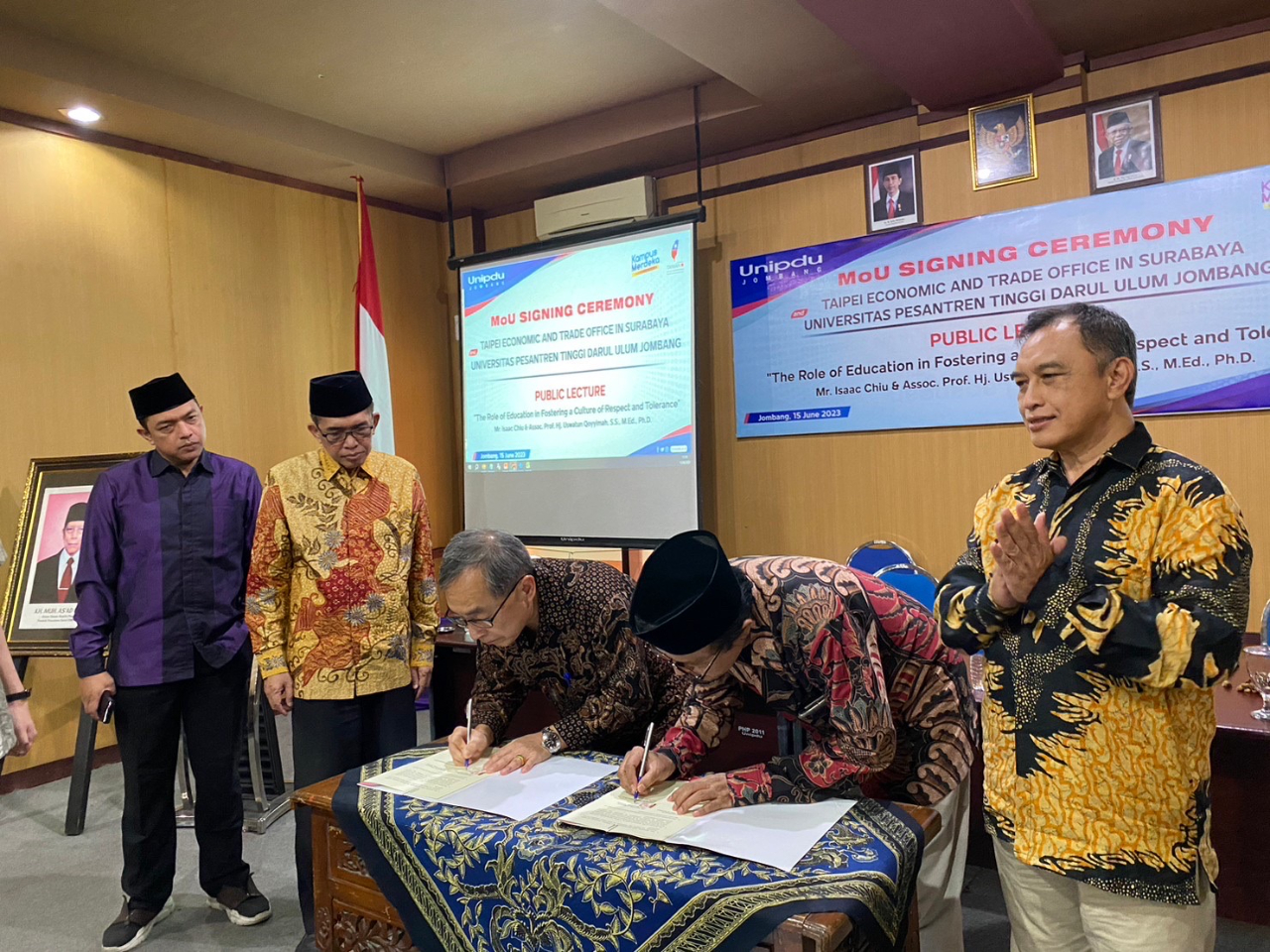 Director General TETO MR.Isaac Chiu menandatangani MOU bersama rektor KH Ahmad Zahro