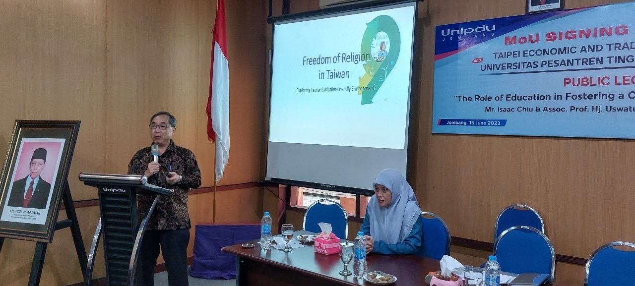 Mr. Isaac Chiu memberikan kuliah umum