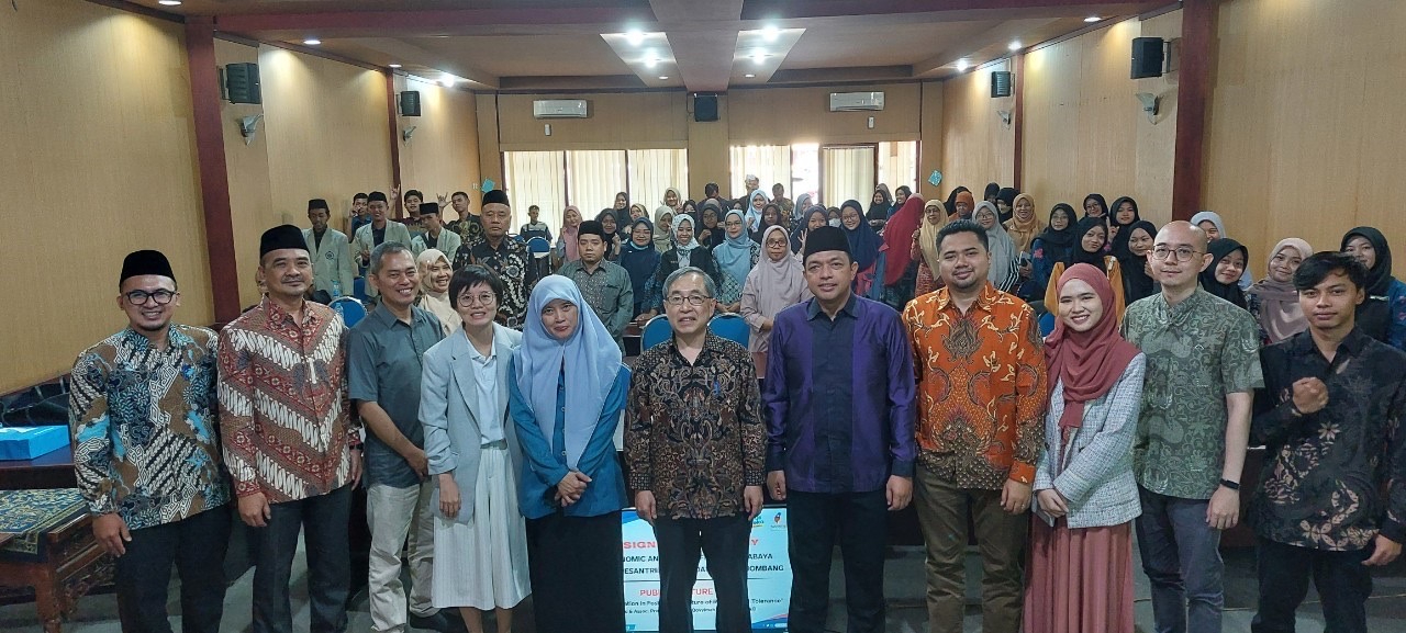 Foto bersama dengan para dosen dan para mahasiswa Universitas Pesantren Tinggi Darul ‘Ulum