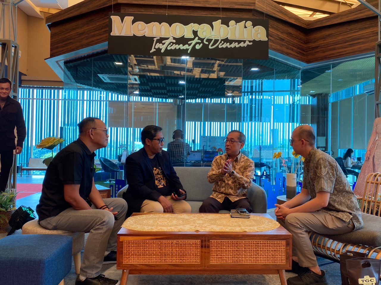 Director General TETO Surabaya Pak Isaac Chiu bersama Pemimpin Redaksi Bapak Eddy Prastyo bertukar pikiran