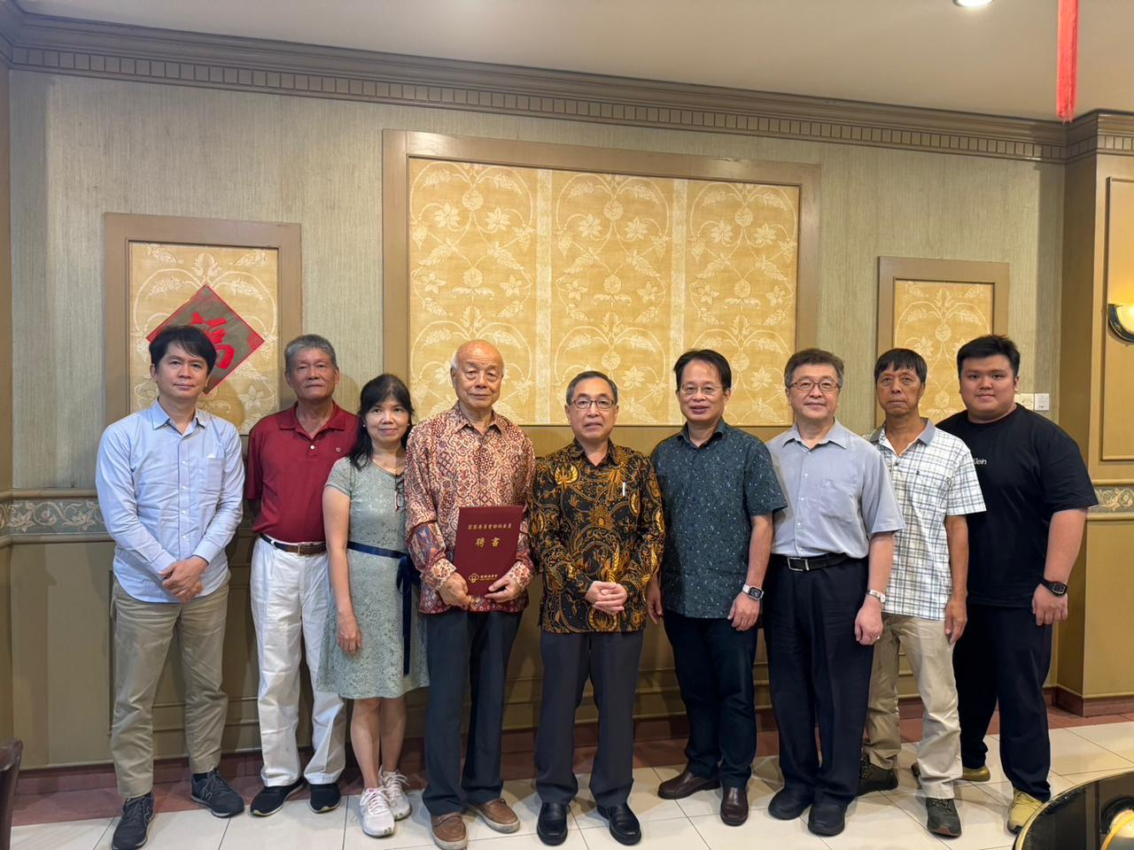 Director General Teto Surabaya Isaac Chiu bersama rekan-rekan serta Penasehat Urusan Hakka Bapak Lu Chuang Xiong dan kerabat foto bersama

