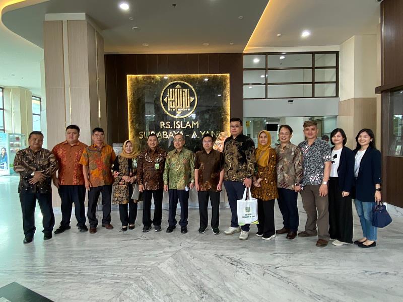 Director General Isaac Chiu bersama Ketua TBC Surabaya He Hsin-Jung (6 dari kanan), Ketua ICATI Jatim Henry Samuel Chen (7 dari kanan) dan lainnya, bersama Direktur RSI AYani Anondo (5 dari kiri ) dan Wakil Direktur Rachmawati (ke-4 dari kiri) foto bersama