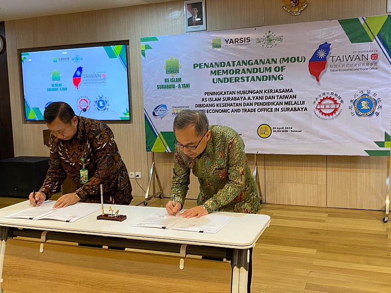 Director General Isaac Chiu dan Direktur RSI AYani Dr. Dodo Anondo menandatangani MOU kerjasama medis dan kesehatan