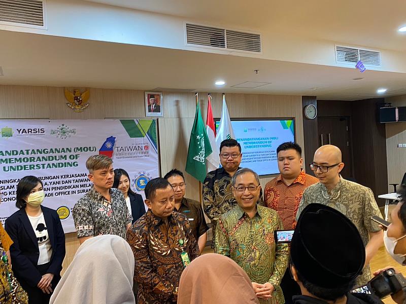 Director General Isaac Chiu dan Direktur RSI AYani Dodo Anondo menjawab pertanyaan awak media