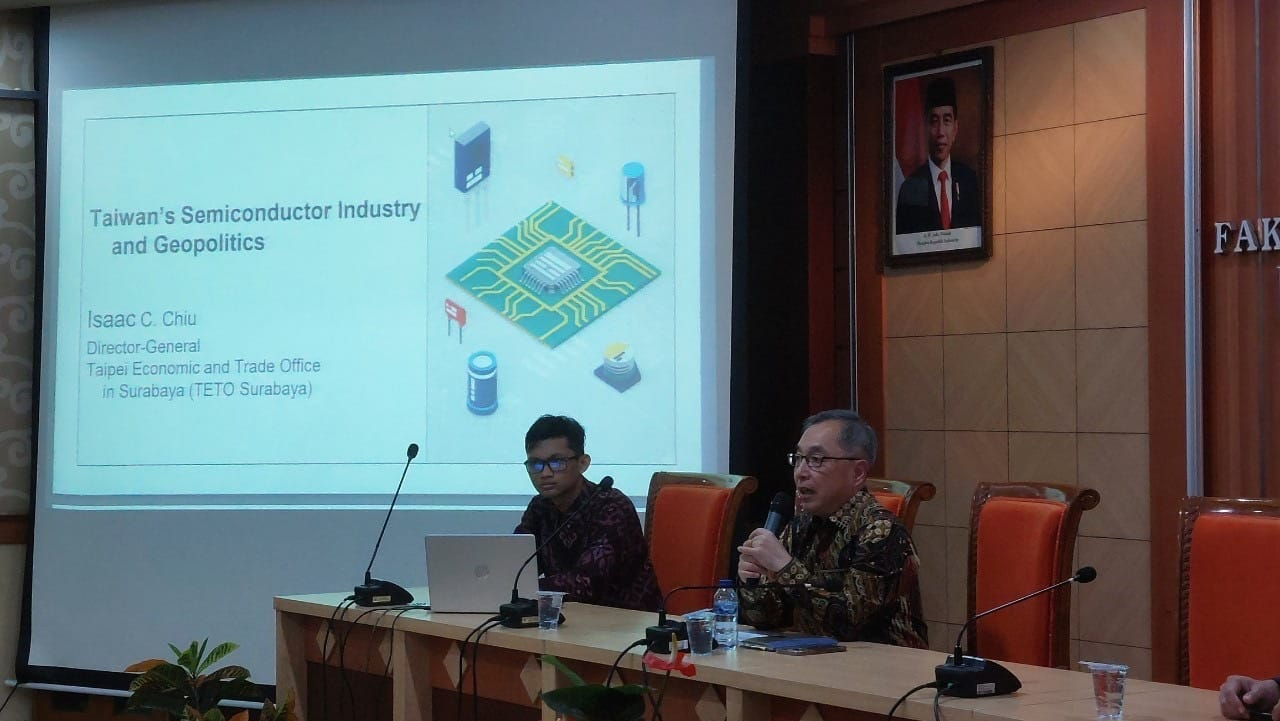 Mr. Chiu memberikan kuliah bertemakan "Industri Semikonduktor dan Geopolitik Taiwan"