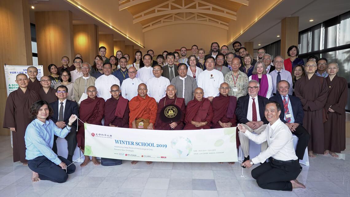 仰光「生命和平大學」開幕出席者包括緬甸巴利大學校長、緬甸宗教文化專家學者官員及來自十餘國學者教授等人；駐緬甸代表張俊福與副參事張水庸應邀出席。