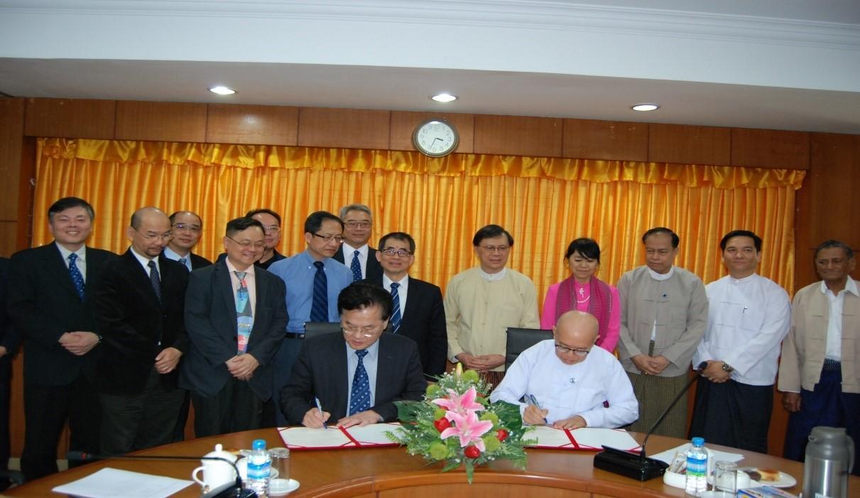 暨南國際大學蘇玉龍校長(左）與UMFCCI副主席Dr. Myo Thet（右）共同簽署合作備忘錄。駐緬甸代表張俊福偕經濟組蕭俊、秘書呂佩娟及副參事張水庸應邀出席簽署儀式。