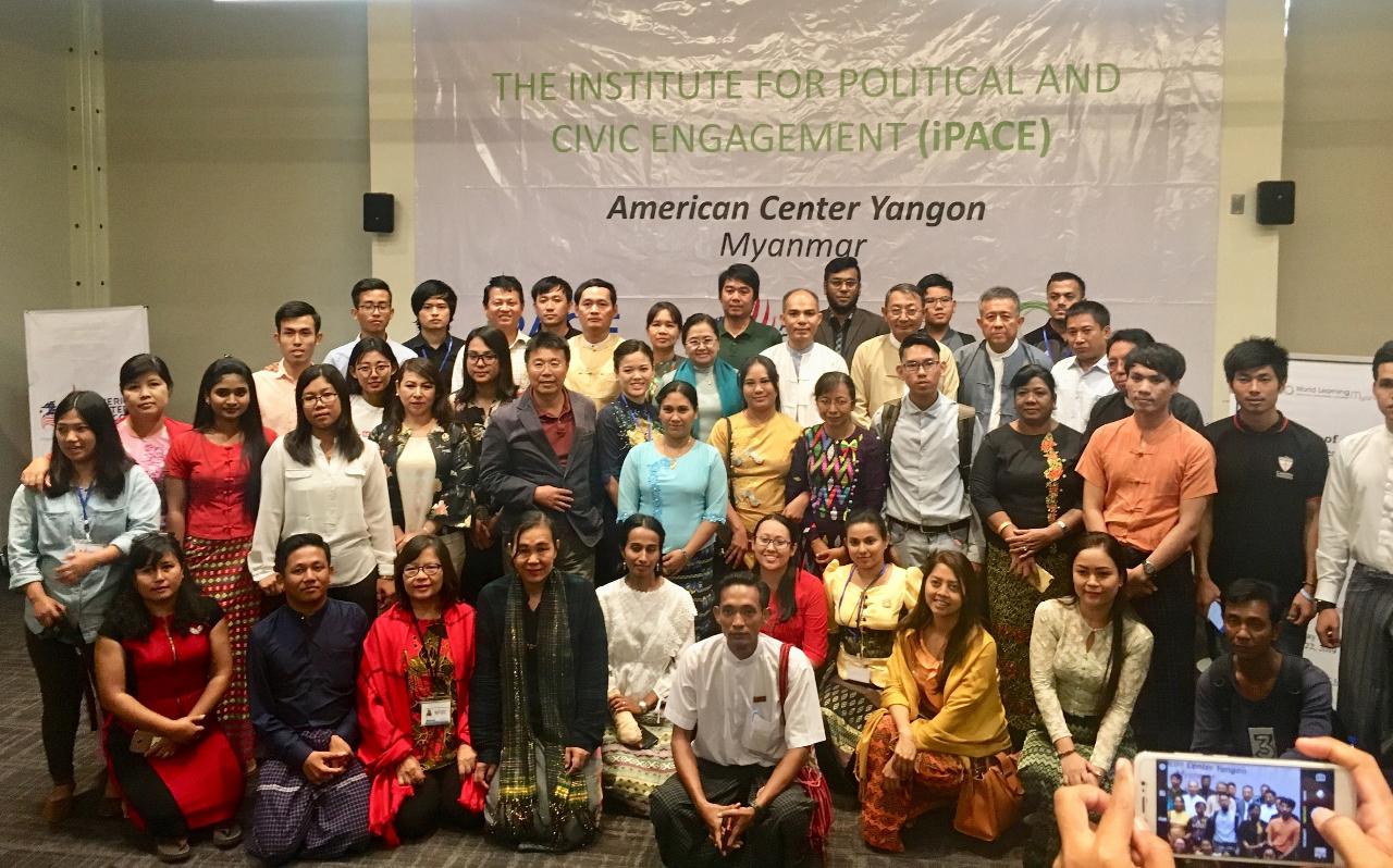 本年2月22日「緬甸政治及公民參與協會」（iPACE）、「緬甸全球學習」（World Learning Myanmar）及美國文化中心（American Center Yangon）聯合舉辦教育講座會，與談者緬甸前第一夫人Daw Su Su Lwin（圖中藍圍巾）、iPAC執行長MT Tun及教育專家學者；駐緬甸代表處副參事張水庸應邀出席（圖中）。