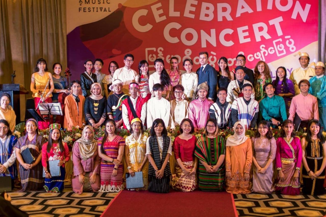 翁山蘇姬於音樂會後與來自各國藝術家及緬甸音樂家及代表各省邦青年合唱團合影（2019年6月17日）