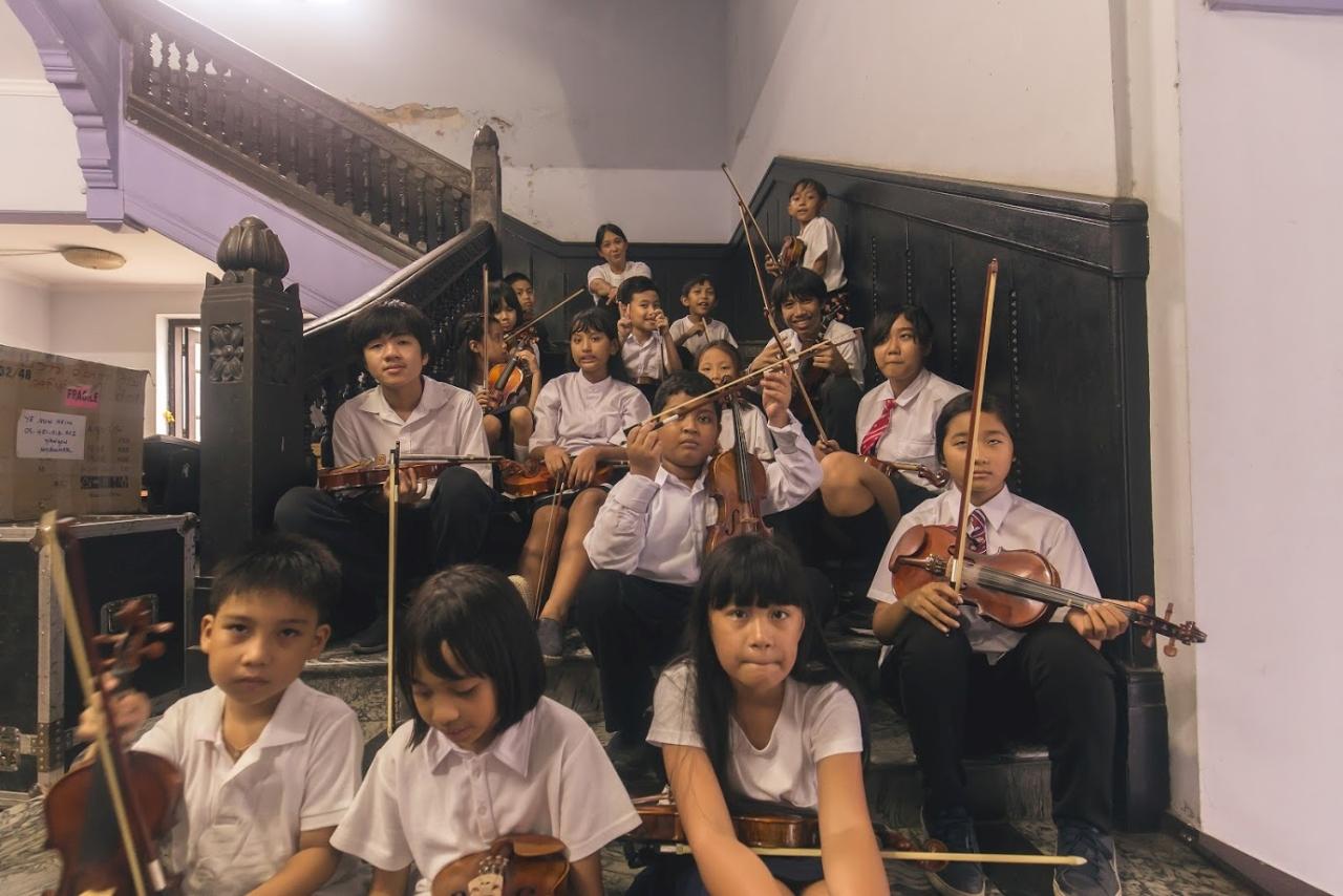 緬甸小提琴學童用台灣致贈的南投親愛部落小提琴演奏閩南語歌曲「牛犁歌」，展現小提琴培訓成果（2019年6月14日）